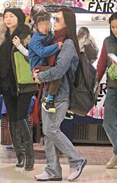 42岁陈慧珊抱女儿现身 满脸伤痕眼肿难遮(图)