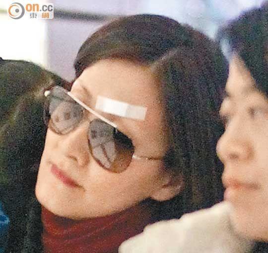 42岁陈慧珊抱女儿现身 满脸伤痕眼肿难遮(图)
