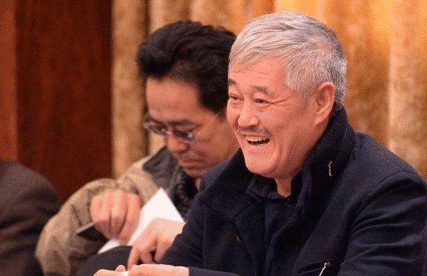 赵本山用一百块钱古董手机 《乡8》准备请韩星