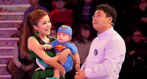 央视主播朱迅录亲子节目 被宝宝尿一身(图)