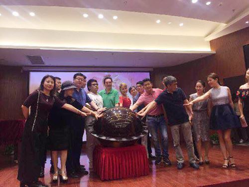 透过发布会看“花开四季”乌兰图雅2017全国巡演新姿态 透过发布会看“花开四季”乌兰图雅2017全国巡演新姿态