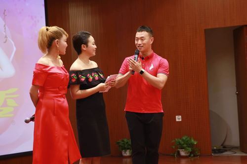 透过发布会看“花开四季”乌兰图雅2017全国巡演新姿态 透过发布会看“花开四季”乌兰图雅2017全国巡演新姿态