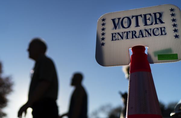 美国中期选举投票站状况频出：有人持刀威胁选民 机器出状况